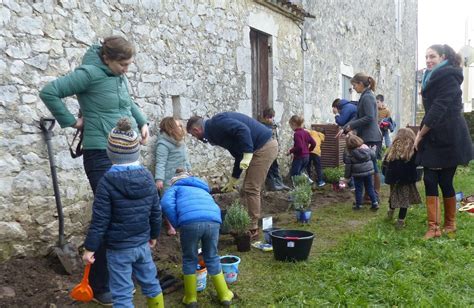 Eymet Les enfants de lécole primaire ont planté une haie