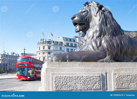 Leeuw En Bus In Trafalgar Vierkant Londen Redactionele Stock