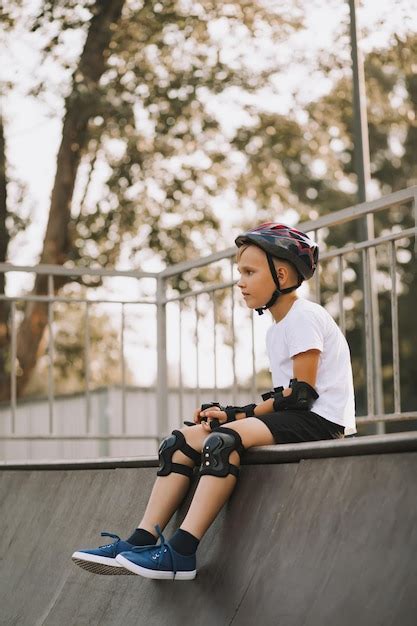 Mignon Enfant Gar On Enfant Dans Un Casque Assis Dans Une Zone Sp Ciale