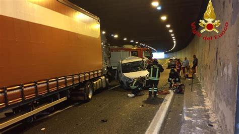 Incidente Sulla Autostrada A Due Morti In Galleria A Castelletto