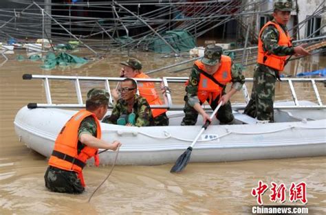 浙江温州消防官兵涉水600米救出临产孕妇凤凰资讯