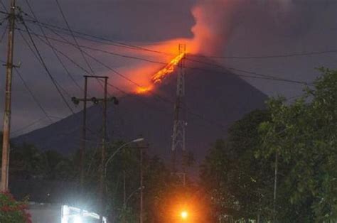 Gunung Api Soputan Muntahkan Lava Pijar National Geographic