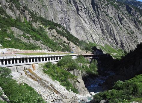 De Toneel Steenachtige Wegtunnel In Zwitserse Alpen In ZWITSERLAND