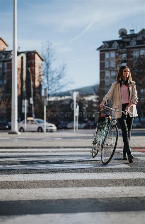 mulher confiante atravessando  rua  bicicleta em ambiente urbano