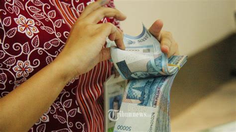 Ekonom Pelemahan Rupiah Berdampak Ke Pengeluaran Ibu Rumah Tangga Dan