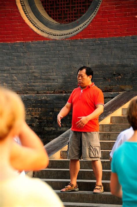 Мастер Сюй Минтан у ворот храма Шаолинь. Фотографии на стене Чжун-Юани ...