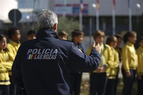 La policía enseña a los más pequeños en Educación Vial