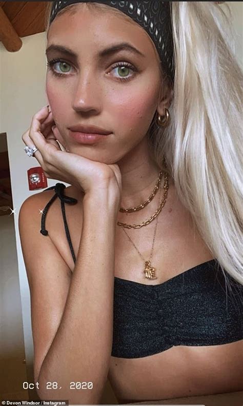 Devon Windsor Showcases Her Washboard Abs In A Black Bikini Before Cocktail Class With Olivia