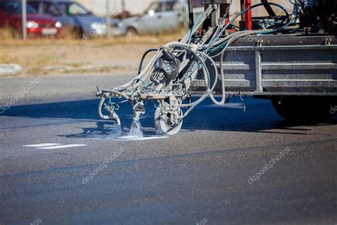 Trabajo En Equipo Pintura Y Rayado De Asfalto De Asfalto En Carretera