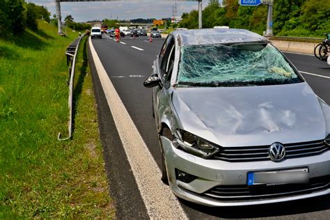 Unfall auf A8 bei Leonberg VW überschlägt sich nach Kollisionen drei