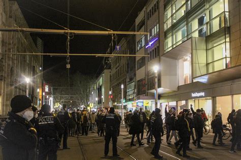 Enden mit Corona Maßnahmen auch Proteste Krieg neues Thema meinKA