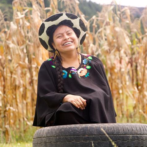 Quiénes Son Los Saraguro La Pequeña Etnia Que Habla El Kichwa Más Puro Viste Elegante Y