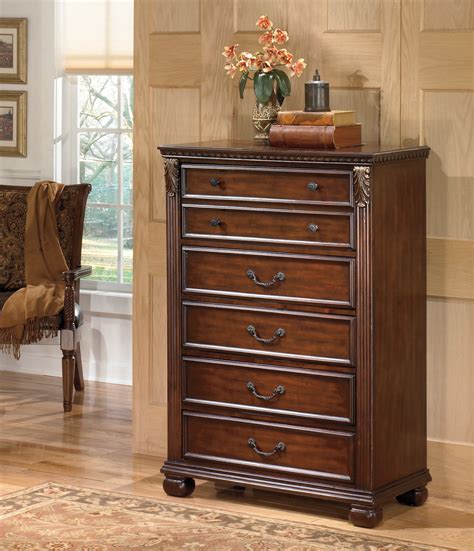 leahlyn  drawer chest  ashley   coleman furniture