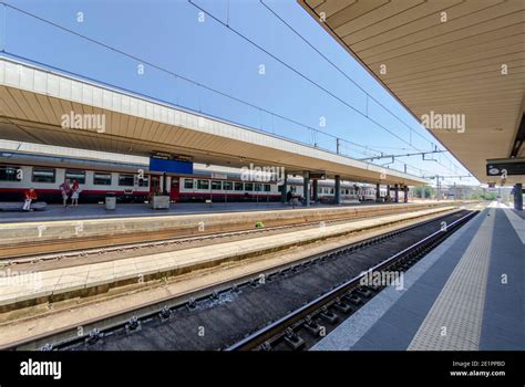 Bahnhof Mit Zug Auf Den Gleisen Warten Stockfotografie Alamy