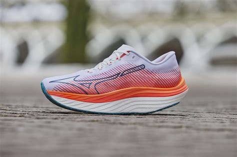 Mizuno Lanceert De Wave Rebellion Pro Een Supersnelle Carbonspringveer