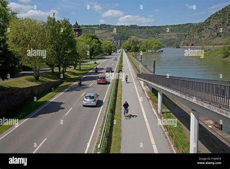 Les Cyclistes Sur Piste Cyclable Le Long De La Route Et Rhin Allemagne