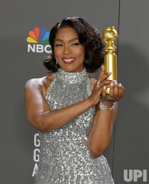 Photo Angela Bassett Wins Best Supporting Actress Award At The Golden