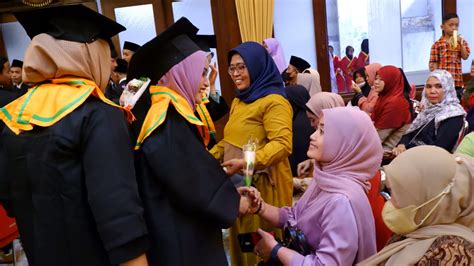 Wisudawan Smp Modelska Tak Kuasa Menahan Tangis Saat Sungkem