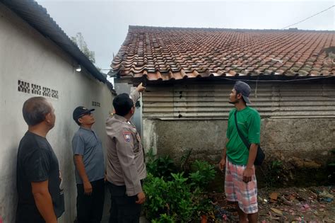 Pemuda Kepergok Mencuri Di Warung Sembako Pondok Aren Tangsel Diamuk Warga