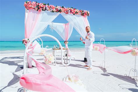 Gentle wedding in vintage style on the Juanillo beach in Cap Cana ...