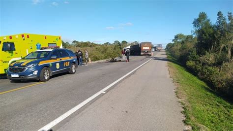 Colisão frontal entre carro e caminhão deixa um homem morto na BR 392