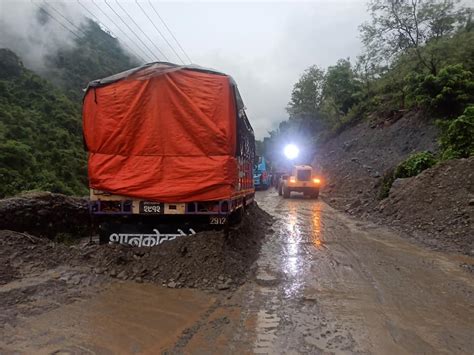 पहिरो पन्छाएपछि पुनः सञ्चालनमा आयो पृथ्वी राजमार्ग