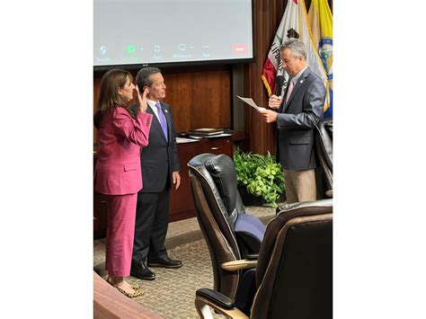 New Manhattan Beach City Council Members Sworn In Manhattan Beach Ca Manhattan Beach News