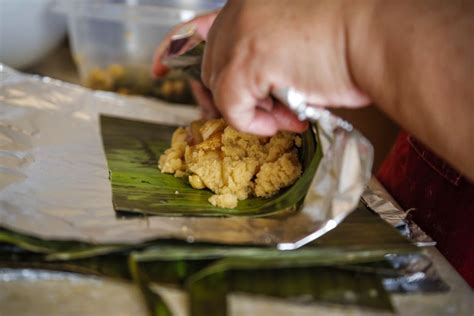 Mother and daughter prepare Salvadoran tamales - Los Angeles Times