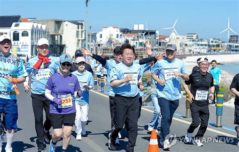 제주국제관광마라톤 참가한 오영훈 제주지사 연합뉴스