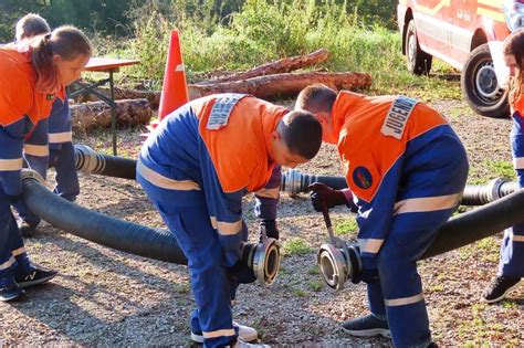 300 Jugendfeuerwehrleute bewältigen in Wehr Öflingen zwölf Aufgaben