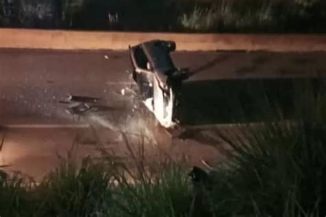 Vídeo Motorista bate em mureta perde controle e carro cai em viaduto