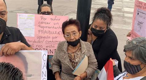 Mujer se encadena en el Zócalo en protesta por vivienda