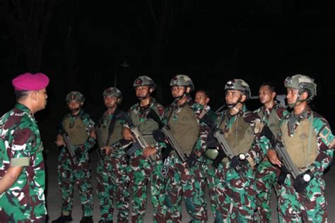 Prajurit Yontaifib 2 Marinir Latihan Terjun Tempur Malam Hari