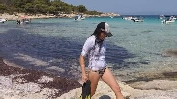 Public Risky Pissing And Pussy Flash On Crowded Beach Free Mobile