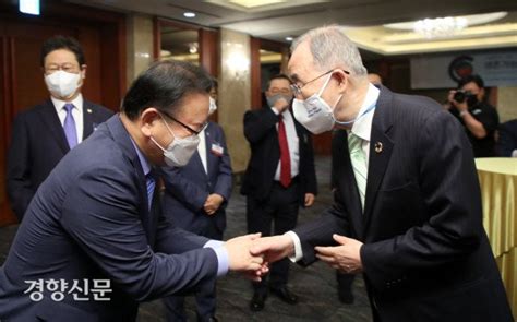 경향포토 반기문 전 유엔 사무총장과 악수하는 김부겸 총리 네이트 뉴스