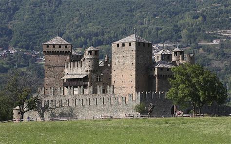 Il Castello Di F Nis In Valle D Aosta