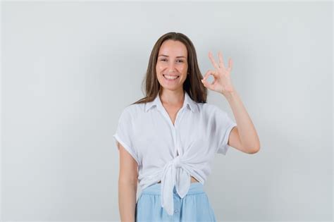 Mujer Joven Mostrando El Signo De Ok Y Sonriendo Con Blusa Blanca Y