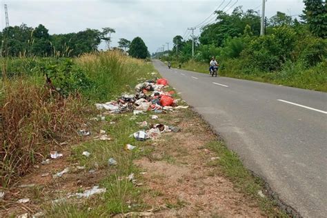 Sampah Berserakan Di Pinggir Jalan Pangkalpinang Spanduk Larangan