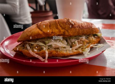 "Torta Ahogada" (Ahogado sándwich) en el mercado de la Ciudad de México ...