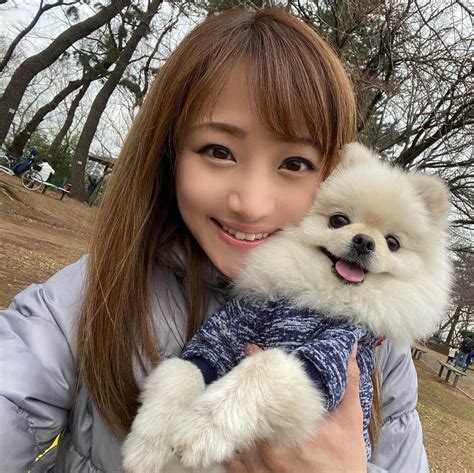 葵ゆりかさんのインスタグラム写真 葵ゆりかinstagram 「おもちとわたし🐶 ️ ふわふわもこもこ食べちゃいたいくらい可愛い😍 愛犬 おもち Pomeranian