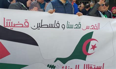 الجزائر الحراك في جمعته الـ50يجدد دعمه لفلسطين ويندد بصفقة ترامب