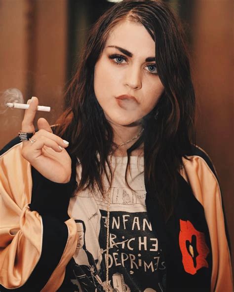 Frances Bean Cobain — Frances Cobain Attends Enfants Riches Deprimes Menina Fumando