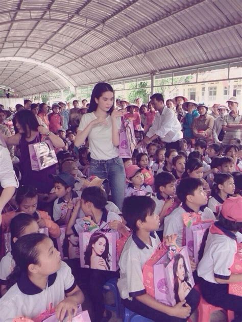 Ngọc Trinh in hình bán nude lên túi trung thu tặng trẻ em