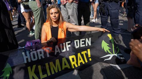 Klimaaktivistin Anja Windl Wieder Aus Der Haft Entlassen