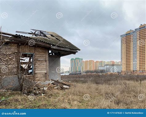 Oud Geruïneerd Huis Tegen De Achtergrond Van Een Nieuw Hoogbouw Gebouw