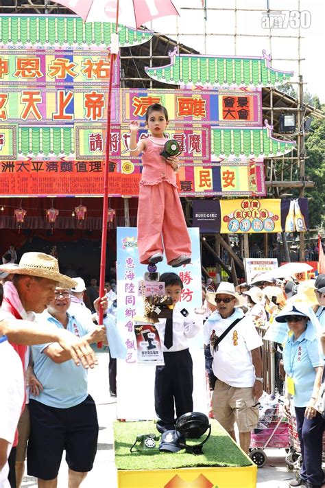 長洲太平清醮｜「何太」珠光寶氣現身飄色巡遊 真．何太攜何伯低調出巡 Am730