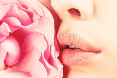 Primer Plano De Labios Femeninos Con Flor Rosa Primer Plano De Labios