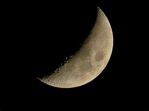 Gambar Sayap Suasana Langit Malam Lingkaran Sabit Setengah Bulan