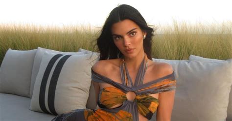 Kendall Jenner félmeztelenül pózol a Calvin Kleinnek Elle