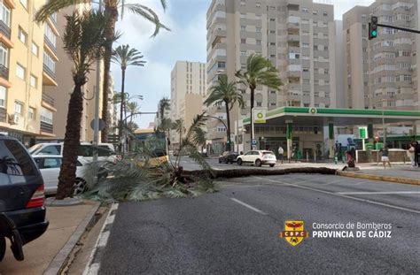 El Fuerte Viento Arrasa C Diz Con Rachas De Entre Y Kil Metros